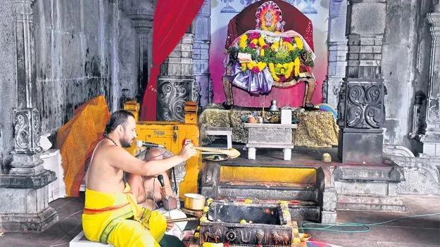 క్షేత్రపాలకుడికి నాగవల్లీ దళార్చనలు 