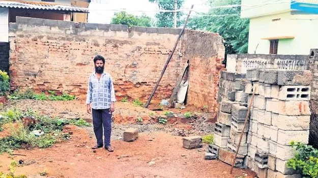 మాటలు నమ్మి.. గూడు తీసేశాడు