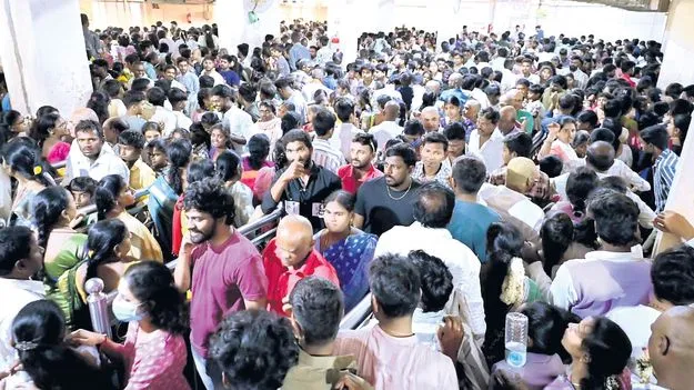 యాదగిరిగుట్టలో భక్తుల సందడి