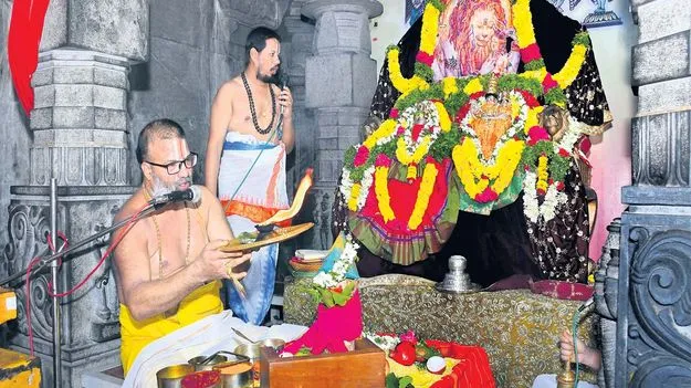 యాదగిరిగుట్టలో భక్తుల సందడి 