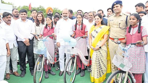 Bandi Sanjay: ప్రభుత్వ స్కూళ్ల విద్యార్థులకు త్వరలోనే మోదీ కిట్లు