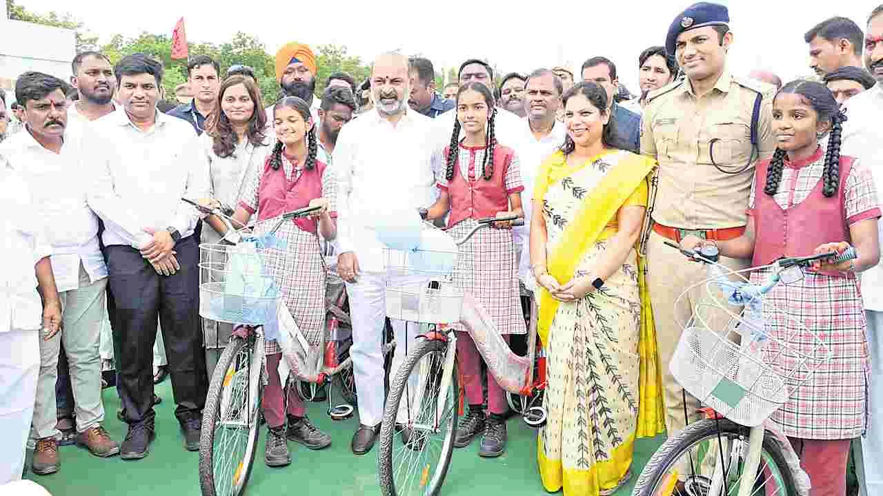 Bandi Sanjay: ప్రభుత్వ స్కూళ్ల విద్యార్థులకు త్వరలోనే మోదీ కిట్లు