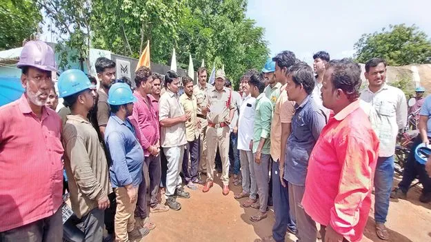   	  స్థానికుల తొలగింపుపై ధుమారం 