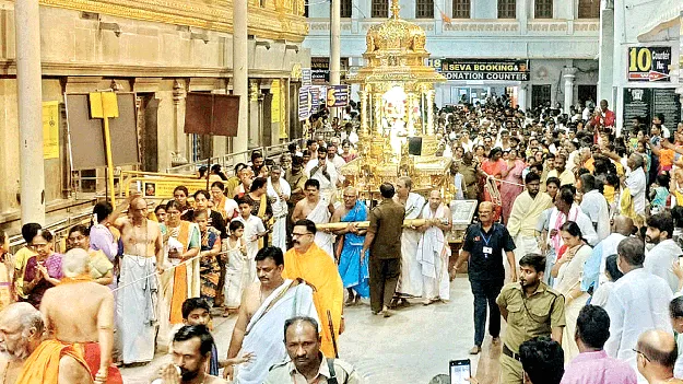 స్వర్ణ రథంపై ప్రహ్లాదరాయలు 