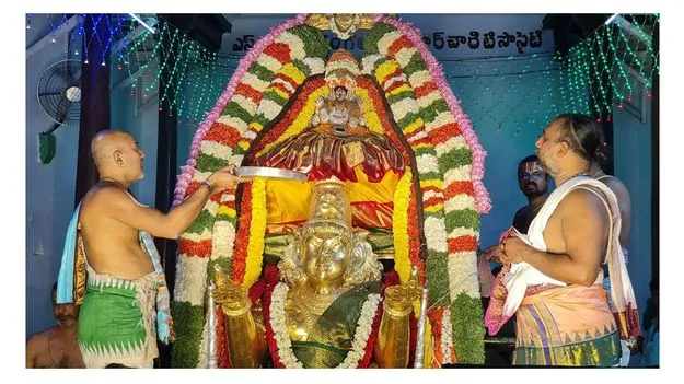 గరుడుడిపై అమ్మవారు.. అయ్యవారు 