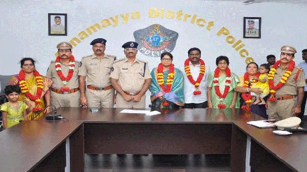 పదవీ విరమణ పొందిన పోలీసులకు సన్మానం 