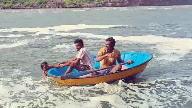 కృష్ణానదిలో కొట్టుకుపోయిన యువకుడు 