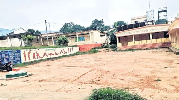 ఆశ్రమ పాఠశాలలు వెలవెల!