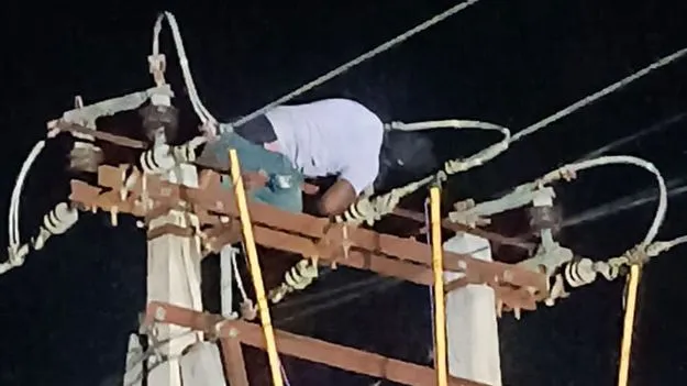 విద్యుదాఘాతంతో యువకుడి మృతి