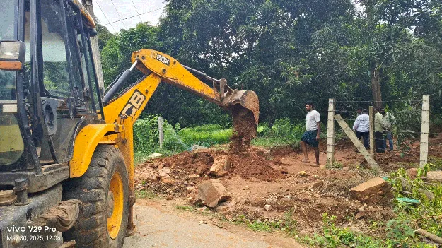 కలెక్టర్‌ చొరవతో 25 ఏళ్ల దారి సమస్యకు పరిష్కారం