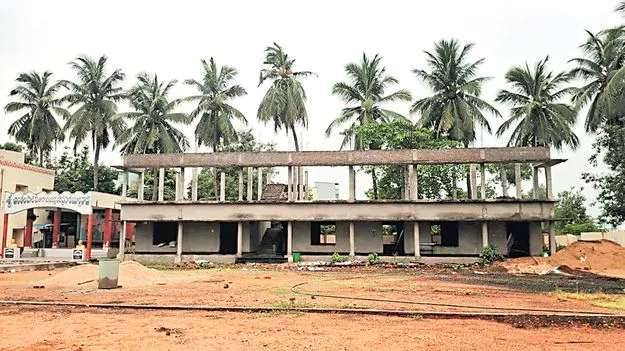 పనులు కుంటుబడి!