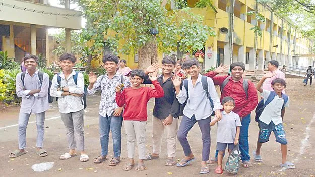 అమ్మకు..అందలమే!