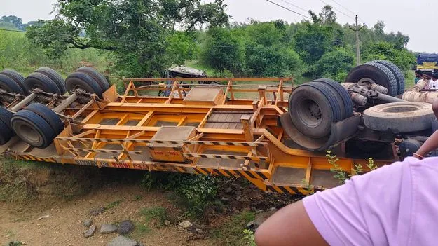 లారీ బోల్తా : డ్రైవర్‌ మృతి