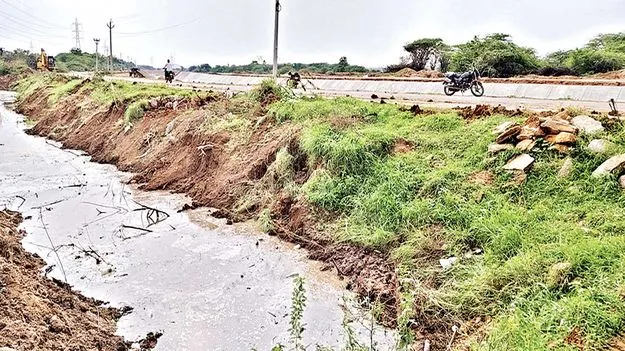 హంద్రీ నీవా కాలువకు గండి