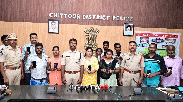 చాట్‌బాట్‌తో 250 ఫోన్ల స్వాధీనం