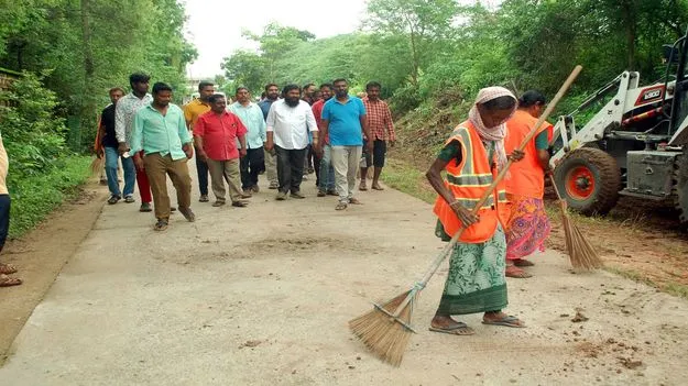 శిథిలావస్థలో ఉన్న భవనాలను ఖాళీ చేయండి