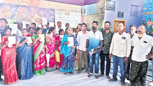 నమ్మించి నట్టేట ముంచేశాడు