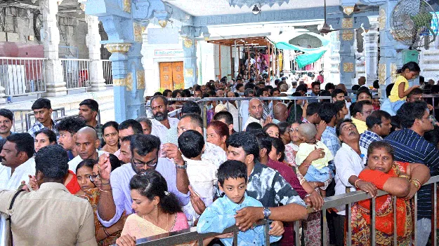 వరసిద్ధుడి దర్శనానికి 3 గంటలు