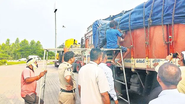 పోలీసుల అదుపులో బియ్యం లారీలు