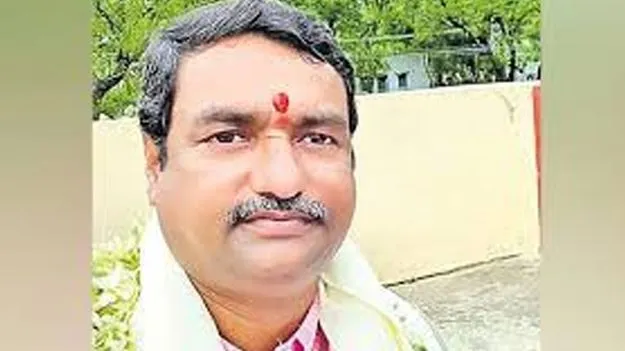 లాకర్లలో ఆస్తులు రూ.5 కోట్లపైనే!
