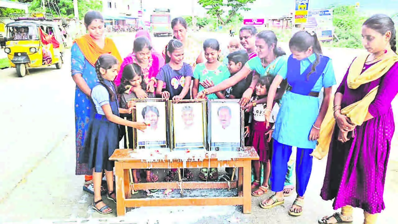 KSHEERABHISHEKAM : సీఎం చిత్రపటానికి క్షీరాభిషేకం