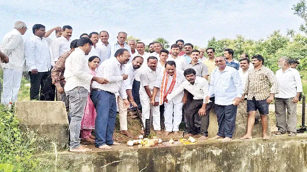 శివారు భూములకు సాగునీరందిస్తాం