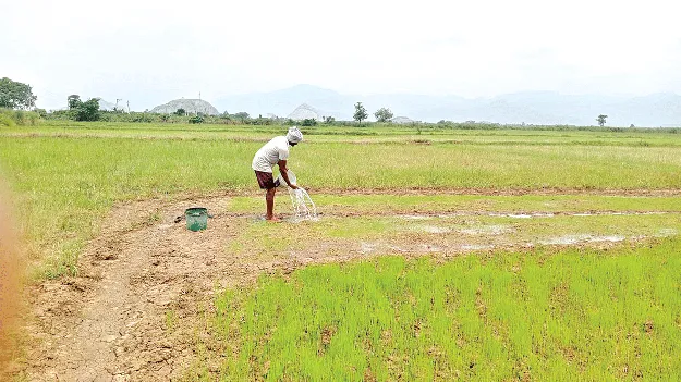      కష్టపడి తడుపుతున్నారు..