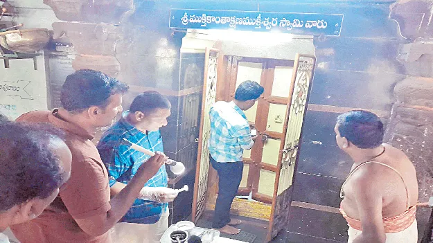 ముక్తేశ్వరాలయంలో చోరీ