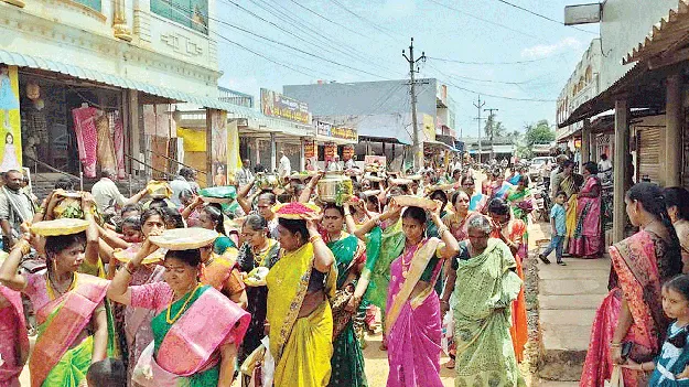 వైభవంగా అమ్మవార్లకు ఆషాఢ సారె 