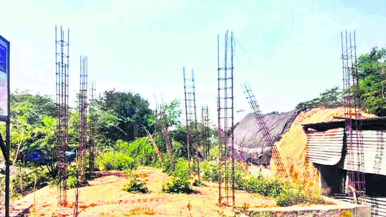 CLINIC: పిల్లర్ల వద్దే విలేజ్‌ హెల్త్‌ క్లినిక్‌లు