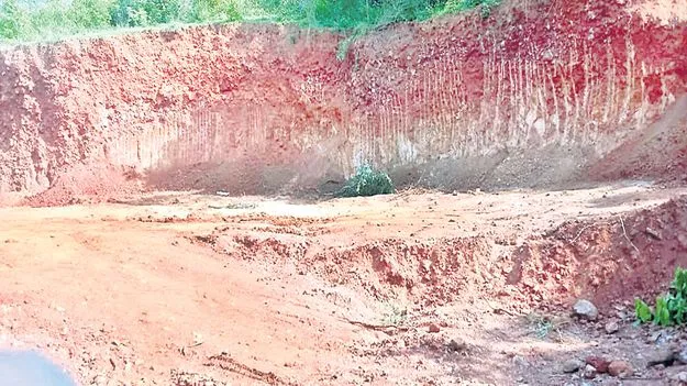 గ్రావెల్‌ అక్రమ తవ్వకాలకు అడ్డే లేదు