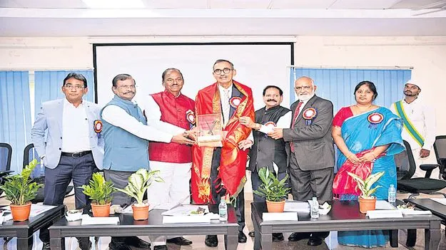 న్యాయవాదులకు నైతికత, సమగ్రత అవసరం