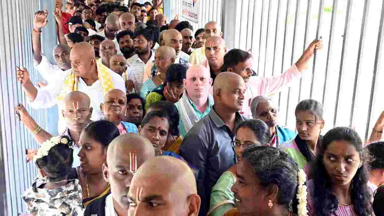  తిరుమల శ్రీవారి దర్శనానికి పోటెత్తిన భక్తులు..