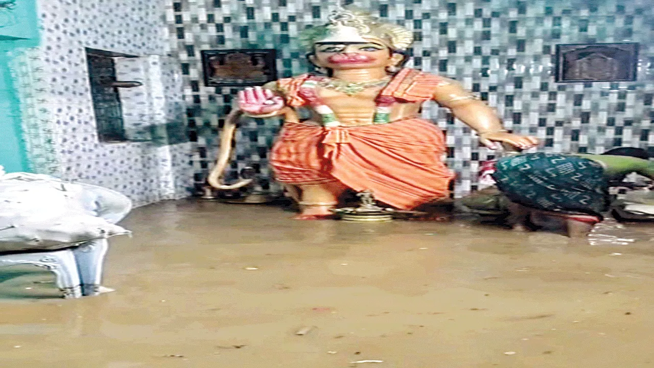 ఆలయంలోకి మురుగునీరు