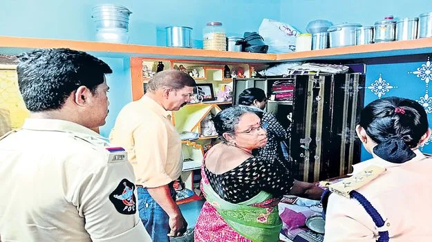 మాడుగులలో భారీ చోరీ