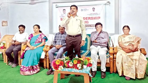 విద్యార్థుల భవిష్యత్తుకు పాటుపడాలి