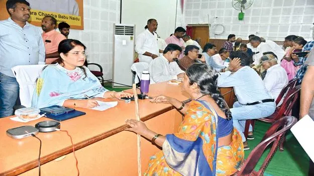 అర్జీల పరిష్కారంలో జాప్యం వద్దు