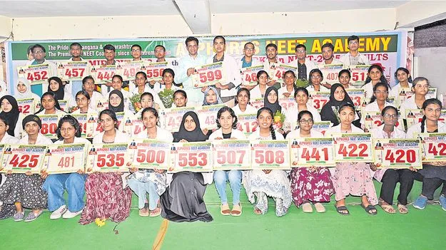 Alphores Institutions: అల్ఫోర్స్ విద్యార్థుల అద్భుత ప్రతిభ