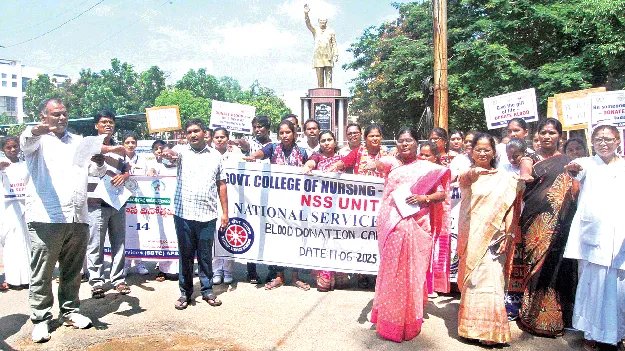 రక్తదానంతో ప్రాణదానం: డీఎంహెచ్వో