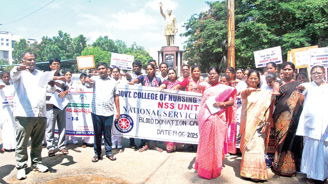 రక్తదానంతో ప్రాణదానం: డీఎంహెచ్‌వో