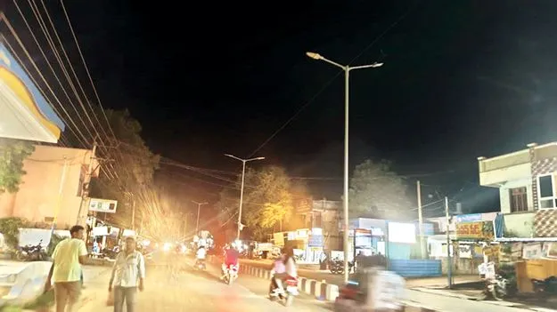 విద్యుత దీపాలు వెలిగించకుండా నిరసన 