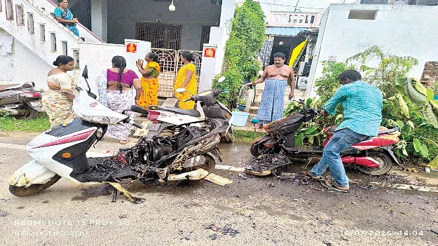Exploded electric scooter battery పేలిన ఎలక్ర్టికల్‌ స్కూటీ బ్యాటరీ