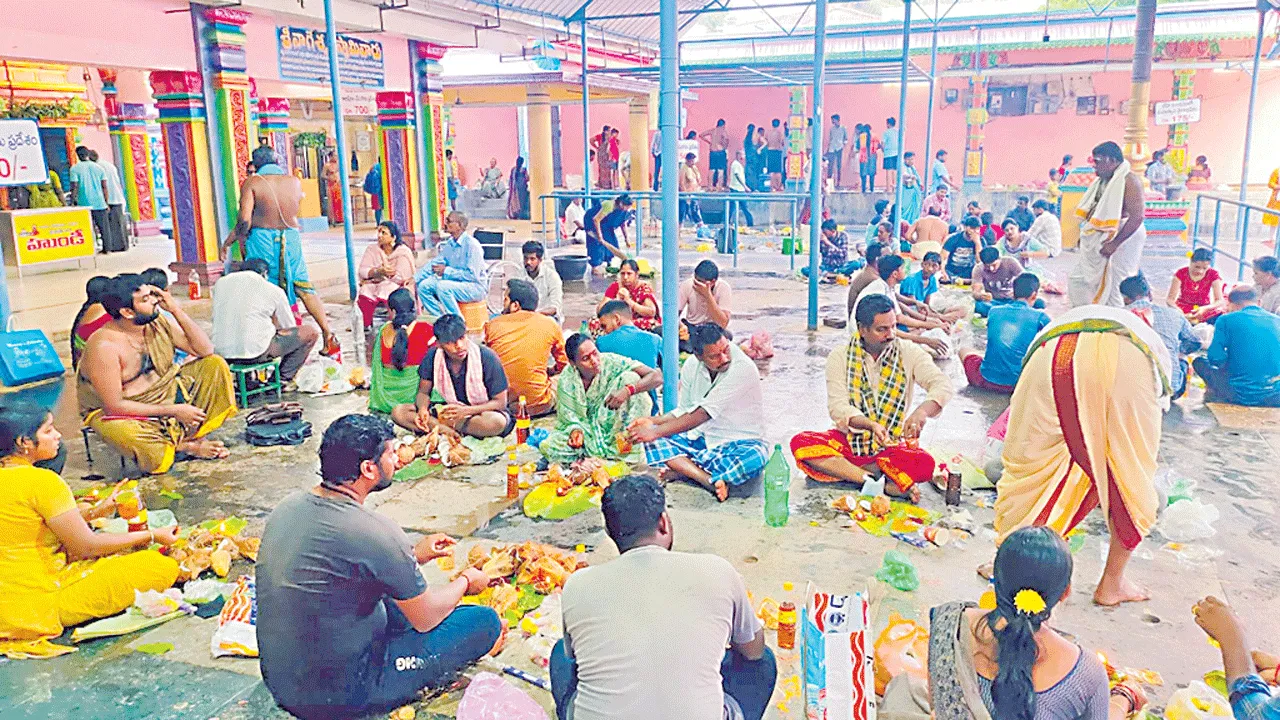 శనేశ్వరస్వామి ఆలయానికి పోటెత్తిన భక్తులు