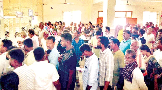   రోగులతో కిటకిట.. ఓపీ కోసం అగచాట్లు