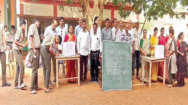   బ్యాలెట్‌ బ్యాక్స్‌లతో రహస్య ఓటింగ్‌ 