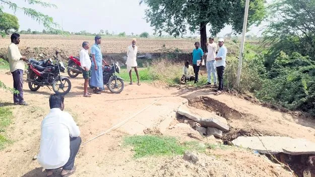 గాడిదలవాగు-ఊట్కూర్‌ రోడ్డు పరిశీలన