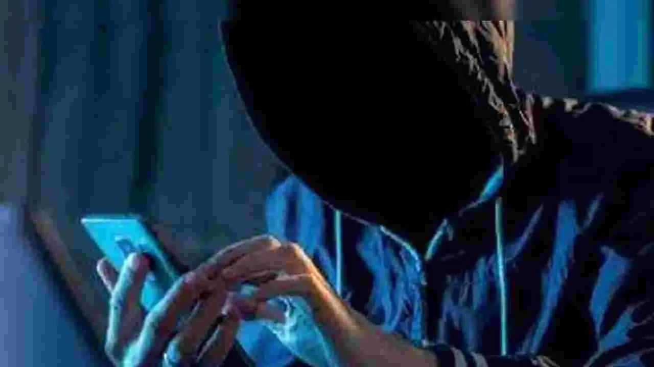 Cyber Fraud: కంపెనీ ఎండీ ఫొటోను వాట్సాప్‌ డీపీగా పెట్టి.. కార్యాలయం ఉద్యోగి నుంచి 1.94 కోట్లు స్వాహా