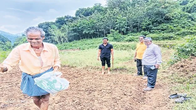 రైతుల పొలంలో నూతన వరి రకాల సాగు