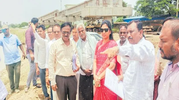 రైతులకు నష్టం లేకుండా పనులు చేయండి