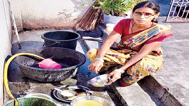 బాధను దిగమింగి.. బిడ్డల కోసం శ్రమిస్తూ..